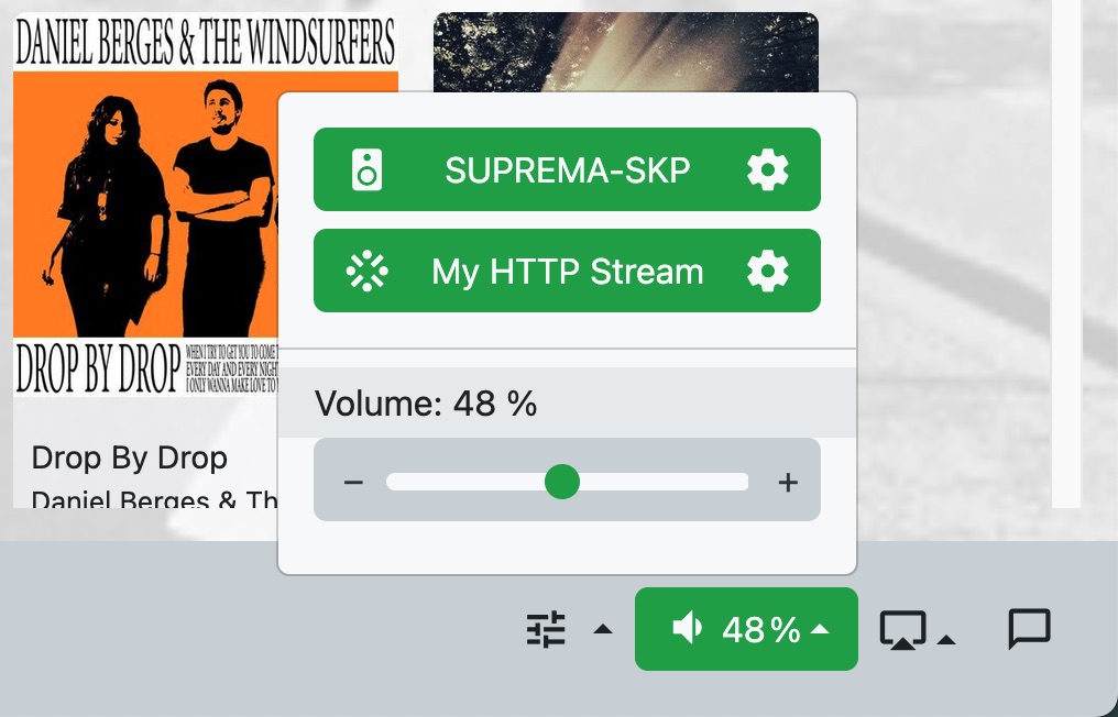 Parte dell'interfaccia di MyMPD che mostra gli output disponibili e il controllo di volume